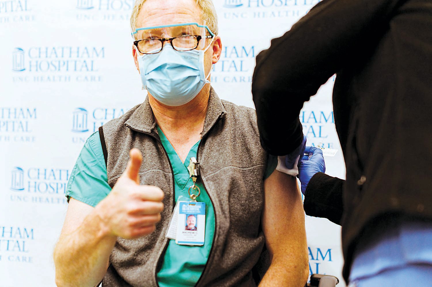 El Dr. Andrew Hannapel, el director médico de Chatham Hospital se vacunó contra el COVID-19 en diciembre. Fue una de las primeras personas en el condado para recibir una dosis.