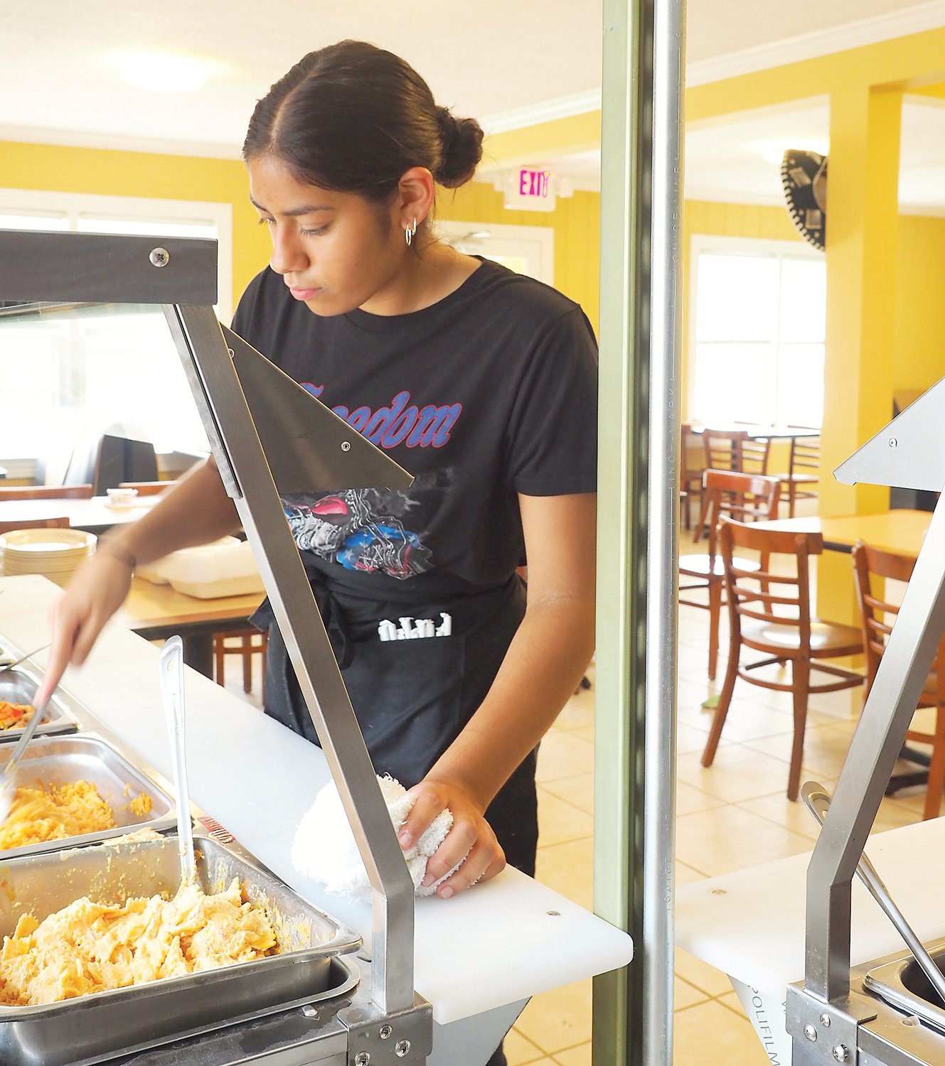 Zamisela Rivera de Siler City ayuda a configurar el nuevo buffet de San Marcos, que acaba de abrir el 10 de julio. San Marcos Taquería y Buffet abre todos los días de 10 a.m. a 9 p.m.