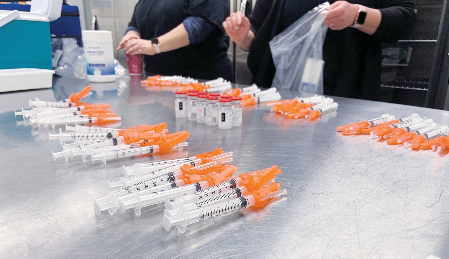 El personal del CCPHD prepara las dosis de vacunas para un evento de vacunación masiva el año pasado.