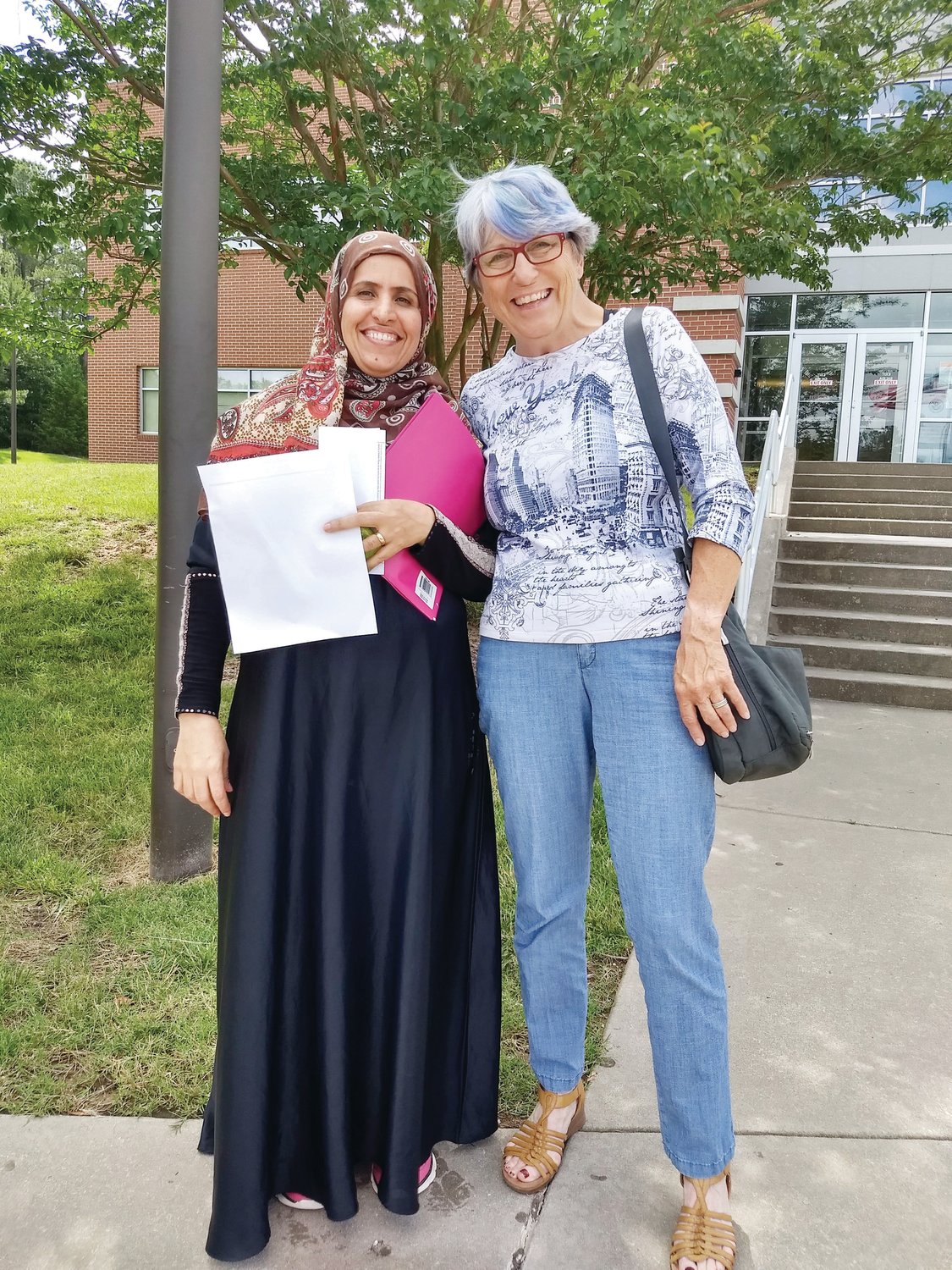 Suryah Zahmadi con su tutora de ciudadanía de Chatham Literacy, Joanne Caye, frente a la oficina de USCIS en el área Raleigh-Durham el 10 de junio de 2019, el día en que aprobó su examen de ciudadanía.