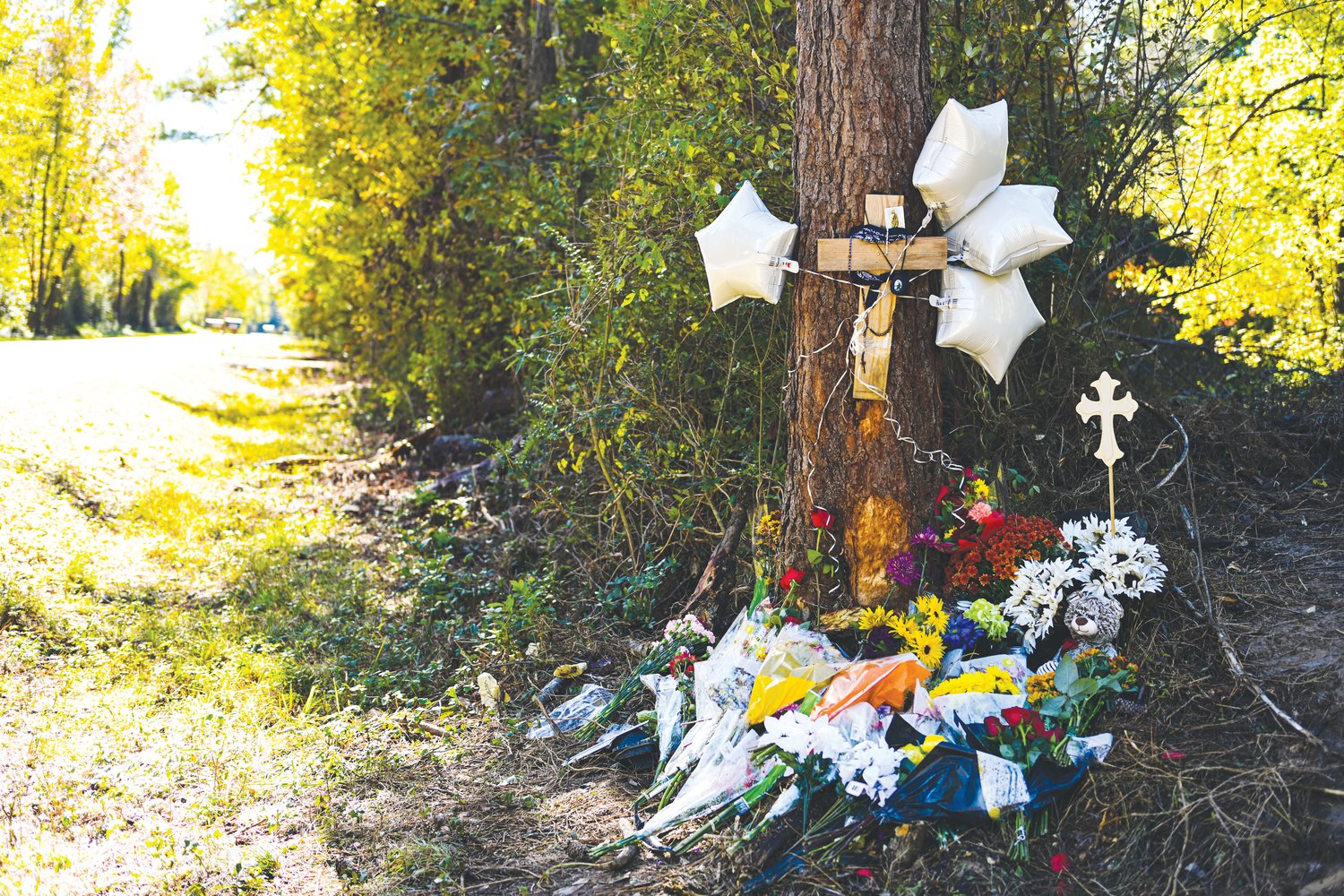 Un monumento que se erigió al lado de la carretera para el estudiante de Northwood, Bryan Vilchis, que murió en un accidente de tráfico el sábado pasado en Pittsboro en Old Graham Road.
