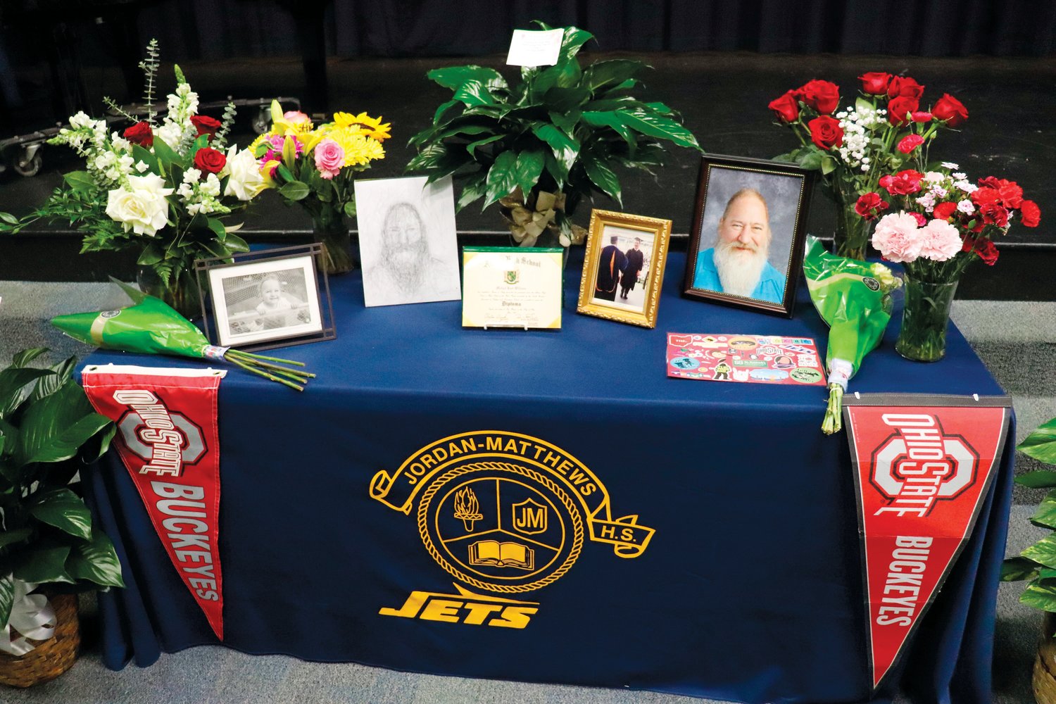 El querido profesor de Jordan-Matthews Mike Williams murió el 24 de noviembre en un accidente de coche. El viernes pasado, los estudiantes, el personal y los miembros de la comunidad honraron su memoria en un servicio funerario.