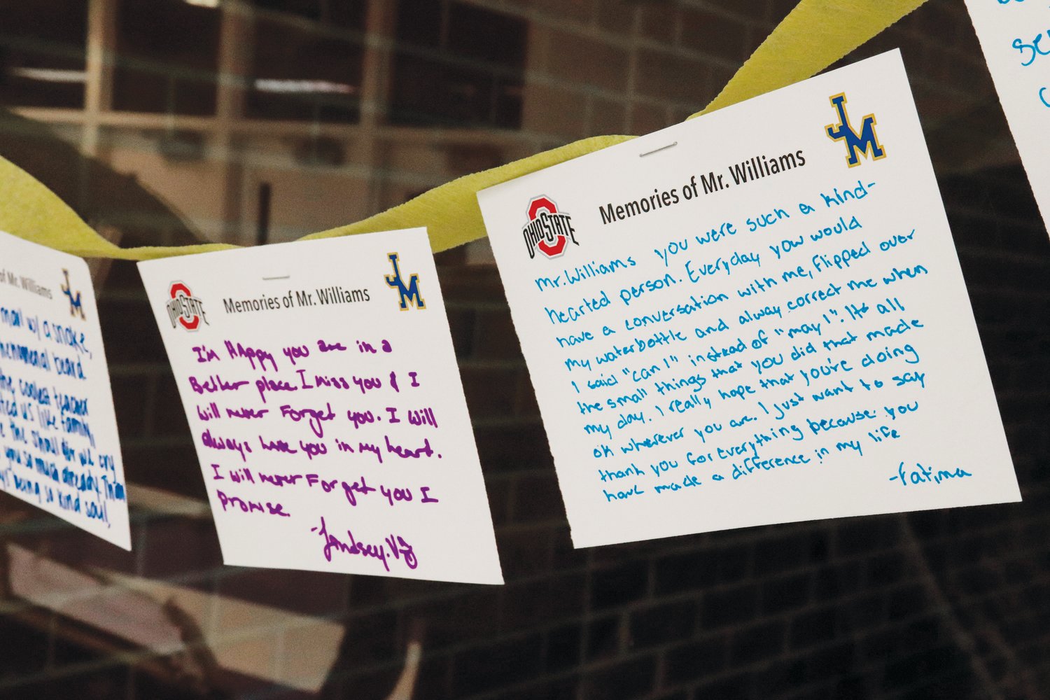 Docenas de estudiantes escribieron estas notas en el pasillo de la escuela agradeciendo a Williams por su impacto en sus vidas.