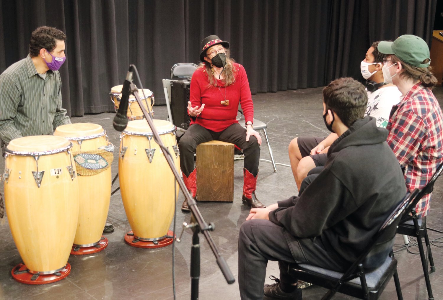 El baterista Ramón Ortiz (a la izquierda) y la percusionista Beverly Botsford de La Fiesta Latin Jazz Sextet enseñan a los estudiantes de percusión a tocar jazz latino durante un taller vespertino el viernes pasado en la Jordan-Matthews High School.