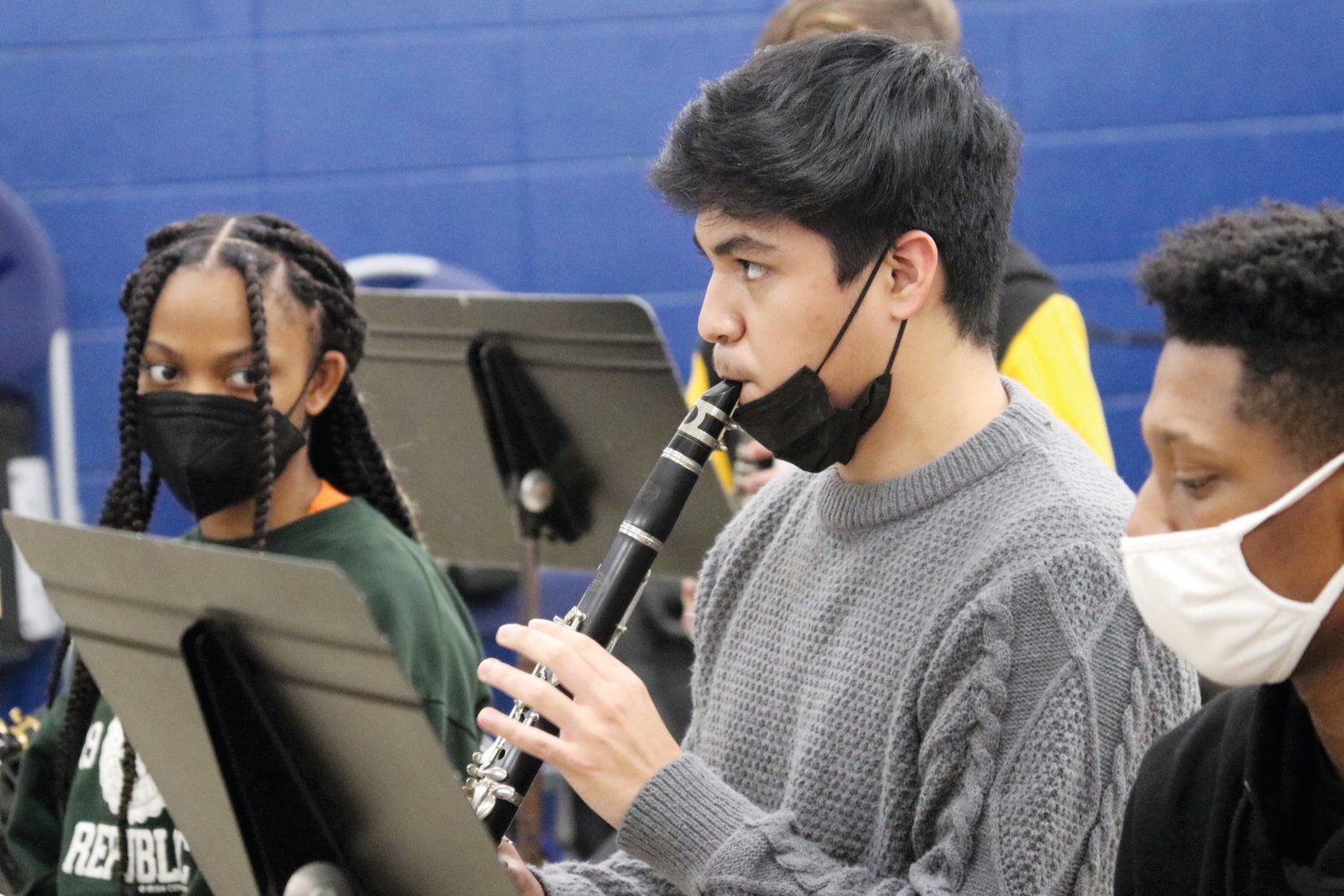 El estudiante de J-M Yahir Gonzalez toca el clarinete durante un taller dirigido por La Fiesta Latin Jazz Sextet el viernes pasado dentro de Jordan-Matthews.