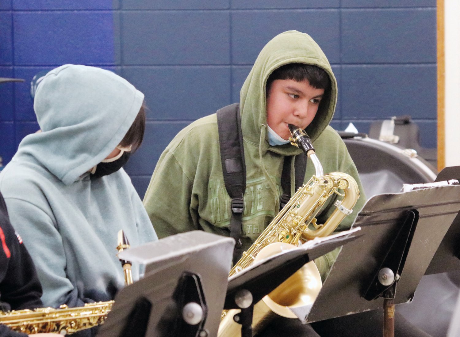 El saxofonista Jonathan Vásquez de la secundaria Chatham Middle School toca una melodía durante un taller vespertino dirigido por La Fiesta Latin Jazz Sextet el viernes pasado dentro de J-M.