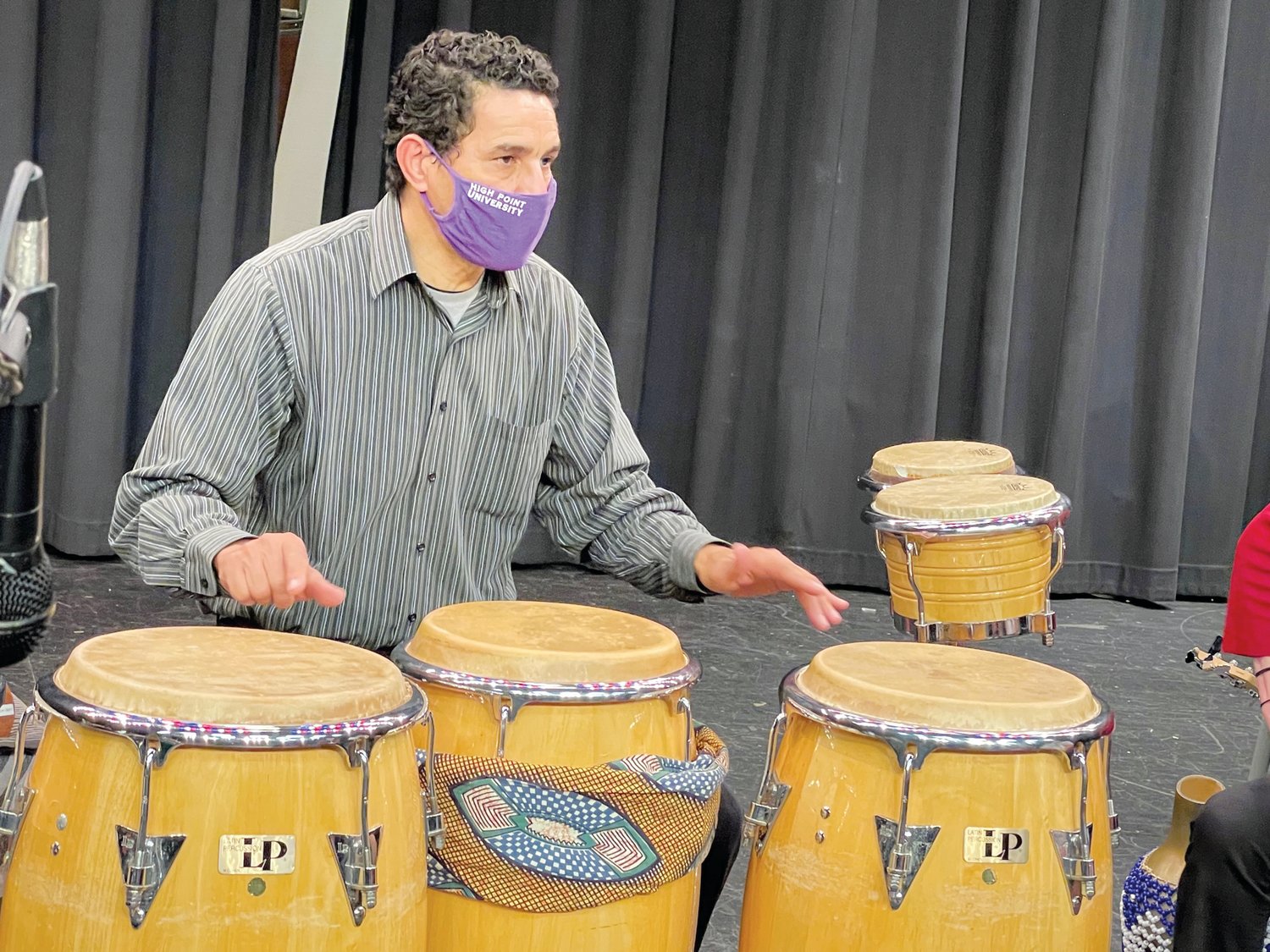 El baterista Ramón Ortiz, de La Fiesta Latin Jazz Sextet, enseña a los estudiantes de percusión a tocar jazz latino con su compañera Beverly Botsford el viernes pasado en la preparatoria Jordan-Matthews. Ortiz es originario de la República Dominicana.