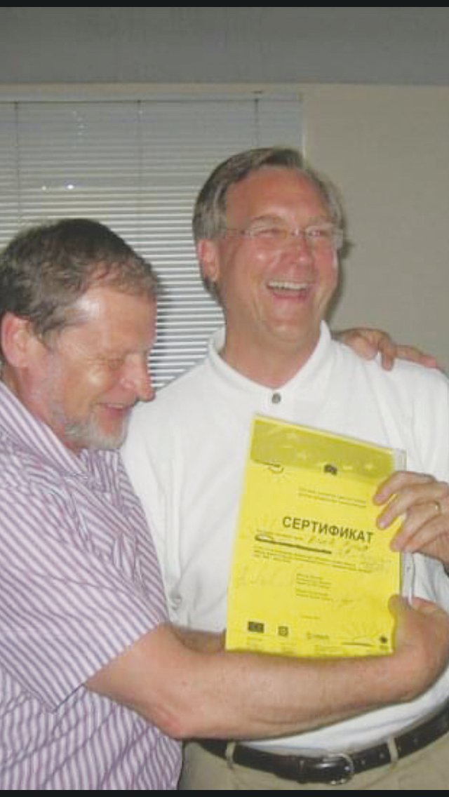 Buck Ryan receives an ‘honorary doctorate in Russian media studies’ from Victor Yukechev, director of the Press Development Institute-Siberia, in 2010 upon concluding a two-day workshop in Barnaul, Russia, on Ryan’s Maestro Concept story planning method.