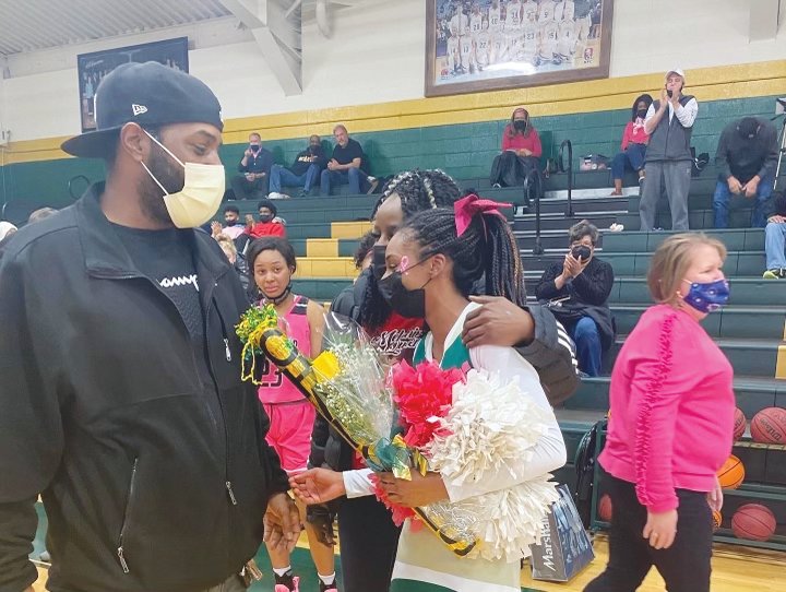 Airryn Wharton saluda a su padre, Reginald Wharton Jr., tras un reciente partido de baloncesto de Northwood. Airryn fue reconocida como una "Humilde Heroína" por utilizar la RCP para salvar la vida de su padre.