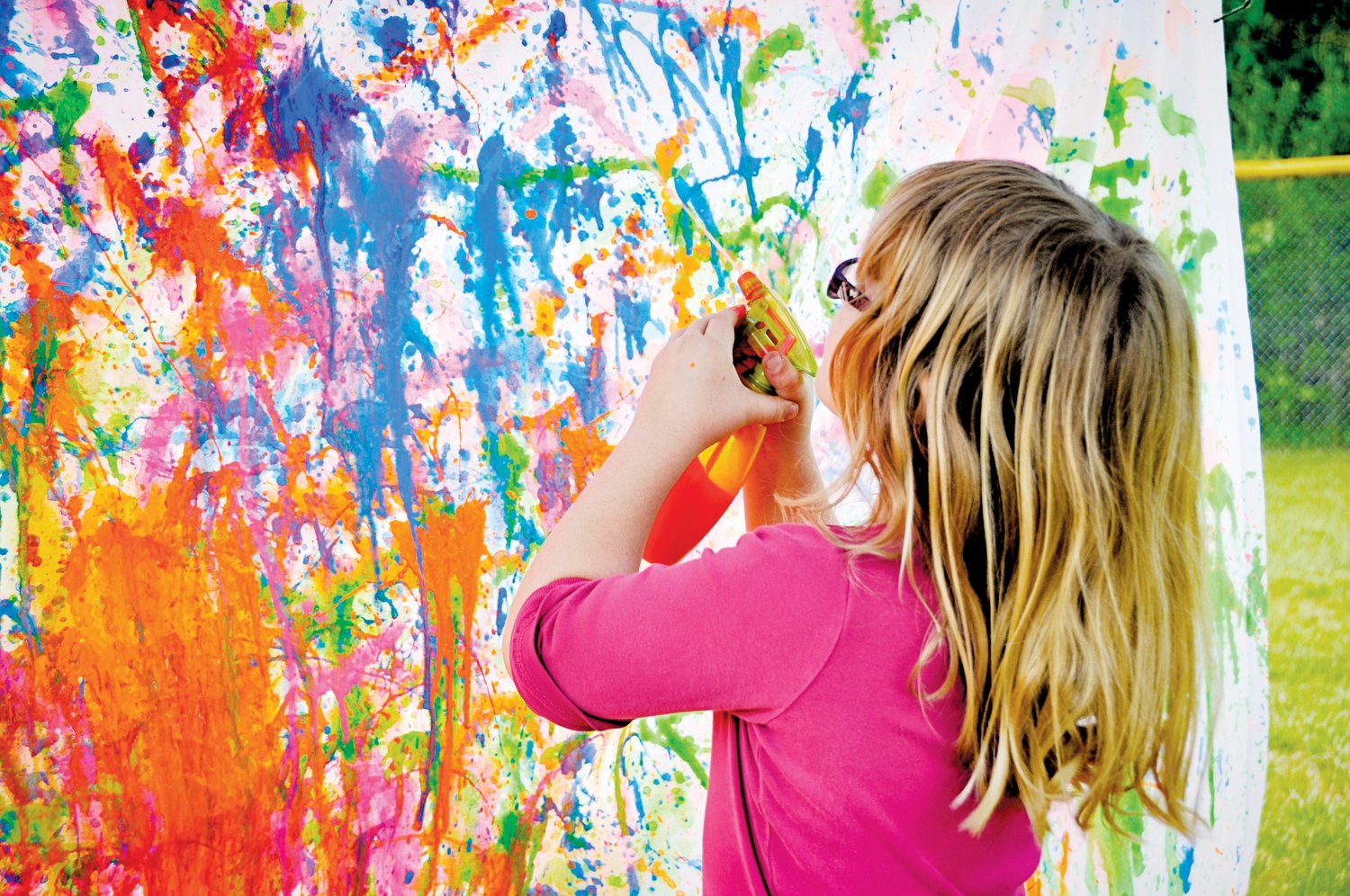 Una niña hace arte en aerosol en una cabina comunitaria de un ClydeFEST anterior. El ClydeFEST del Consejo de las Artes de Chatham es un día de inmersión en el arte para niños de todas las edades.